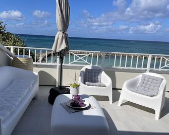 Beautiful Oceanfront 3 bed condo on Seven Mile Beach - George Town - Balcony