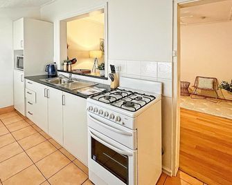 Sea Salt at Stansbury Apartment 2 - 스탠스베리 - 주방