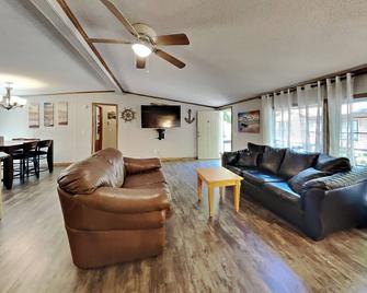 Island Club #58 - Put-in-Bay - Living room