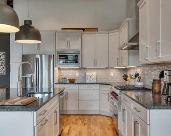 2bd/2ba Luxury Loft On Historic Fayetteville Square - Fayetteville - Kitchen