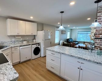 Recently Renovated! 2 Bed 2 Bath On Newfound Lake, Private Beach, Scenic Views - Plymouth - Kitchen
