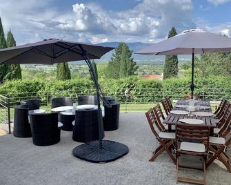 Villa in Provence with view of the Ventoux, 5 bedrooms, swimming pool, single storey, air conditioning - Mormoiron - Patio