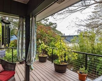 Bright 2bd/1ba main level of home, partial water view, close to old town. - Oak Harbor - Balkón