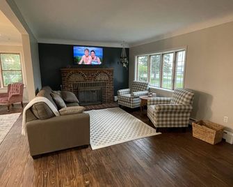 Highland Hills- Family, Farm, Golf and Goats - Ubly - Living room