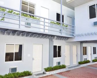 Grand Peninsula Suites - Balanga - Edificio