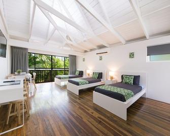 Magnums Accommodation Airlie Beach - Adults Only - Airlie Beach - Bedroom