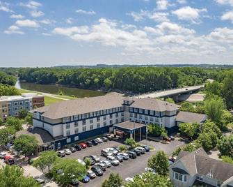 Townsquare Place - Chaska - Building