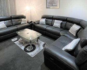 Lovely 2 Bed Apt close to Silverburn Mall - Glasgow - Olohuone