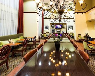 Great Relaxing Stay! Outdoor Pool, Free Breakfast, Onsite Parking! - Tomball - Restaurant
