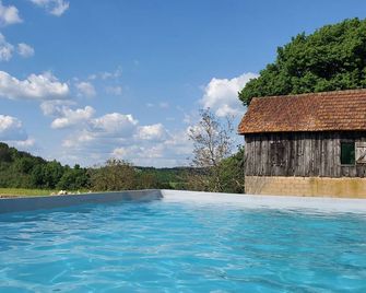 Renovated Farmhouse with pool & exceptional views. 5 mins walk to village centre - Pays-de-Belvès - Zwembad