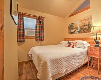 Near Shopping and Museums Quiet Branson Cabin - Branson - Bedroom