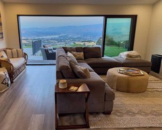 View Home with Pool/Spa Near Leavenworth, Mission Ridge, Lk Chelan and Wineries - East Wenatchee - Living room