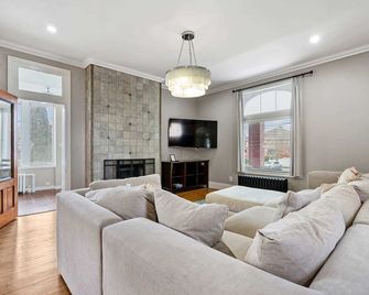 Stunning & Newest 100+ year old Historic Victorian - Pittsburgh - Sala de estar