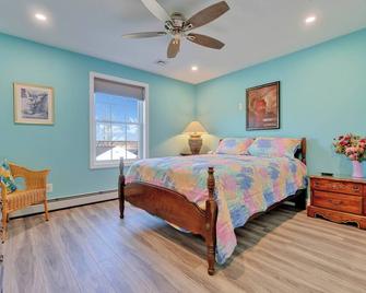 Brand NEW, Family Friendly| Up to 16 guests | Walk to the Beach | Back Yard | EV Charger - Old Orchard Beach - Bedroom