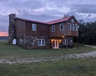Cattle farm getaway in Virginia's best wine & beer country! Fiber Optic Wi-Fi! - Lovingston - Будівля