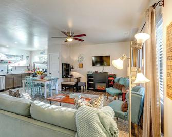 Near Hiking and Golfing Flagstaff Cottage! - Flagstaff - Sala de estar
