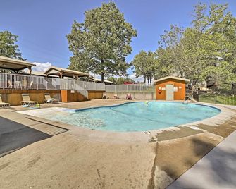 2 Mi to Silver Dollar City: Reed Springs Condo - Reeds Spring - Pool