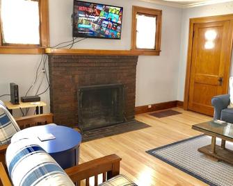 By The Big House in Ann Arbor, 3 bed/1.5 bath with parking, 1 mile to downtown - Ann Arbor - Living room