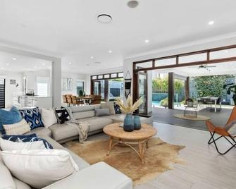 Avoca Beach Retreat - Tweed Heads - Living room