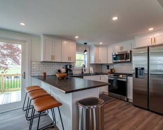 The Petite Retreat\nDiscover the charm of Lancaster County - Strasburg - Kitchen