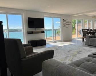 View, Spa, and St. Lawrence River | The DG Chalet - Saint-Laurent-de-L'île-d'Orléans - Living room
