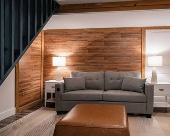 Modern Farmhouse Getaway I 2 BR, Sleeps up to 6 - Elizabethtown - Вітальня