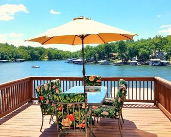 8mm Lake View/Cove Fun! Great For Groups-2 Kitchens, 3 Decks, 2 Docks, Sleep 18! - Gravois Mills - Balcony