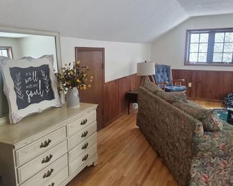 Traveling- 6 Minutes From Aspirus Hospital And Downtown Wausau Or Granite Peak - Wausau - Living room