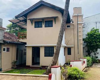 Crystal Bay Villa- 50m to Beach - Hikkaduwa - Building