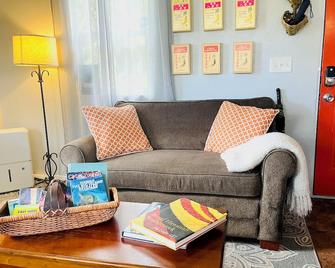 Puolani Iki-Sweet lil cottage near National Park - Volcano - Sala de estar