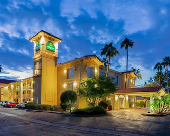 La Quinta Inn by Wyndham Phoenix Sky Harbor Airport - טמפה - בניין