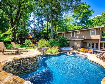 Heated Saltwater Pool Mid Century Oasis Indoor-Outdoormodern Escape - 孟菲斯 - 游泳池