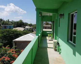 Touch Therapies Guest House - Saint John's - Balkon
