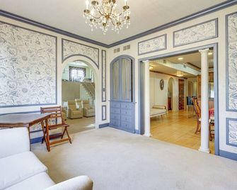 Historic Auburn Home w/ Theater & Yard! - 오번