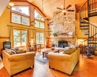 Dog-Friendly Lavonia Home w/ Dock & Lake Access - Lavonia - Sala de estar