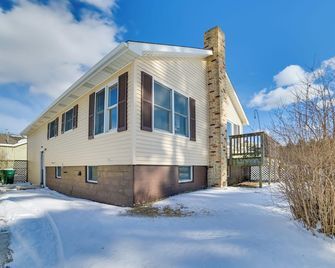 Cozy Tawas City Home with Views of Lake Huron! - Tawas City - Edificio