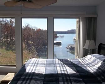 Wow!! Must See!! Newly Remodeled Condo Overlooking Lake, Pool & Hot Tub! - Sunrise Beach - Bedroom