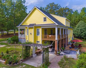 The Yellow House/Sleeps 10/Families/Relocation/Retreats/ Near Ncsu/Raleigh/Cary - Raleigh - Edificio