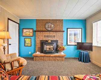 Tropic Family House - 10 Miles To Bryce Canyon! - Tropic - Living room