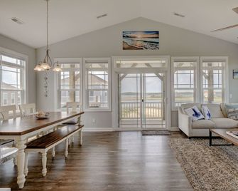 Across the street from the beach!! 4/3 with Spectacular views & ELEVATOR! - North Topsail Beach - Living room