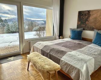 Bright, modern apartment with a wonderful panoramic view - Sankt Andreasberg - Schlafzimmer