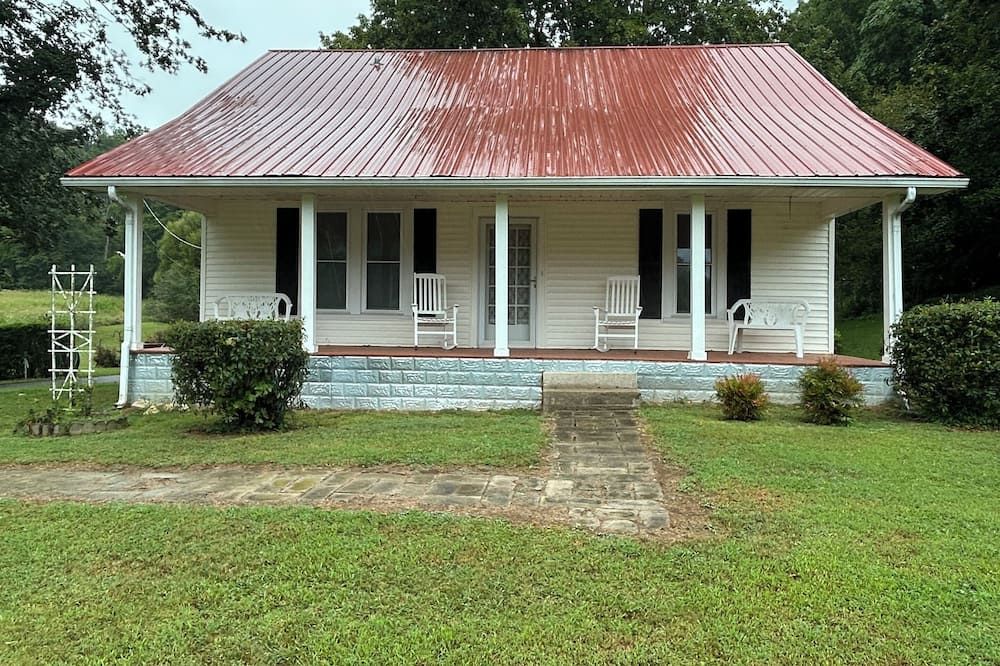 Charming 3-bedroom farmhouse with 2 full baths in a quiet country setting. - Pulaski - Будівля