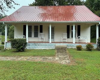 Charming 3-bedroom farmhouse with 2 full baths in a quiet country setting. - Pulaski - Budova