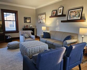 Historic Bungalow in downtown De Pere, sleeps 8 - De Pere - Living room