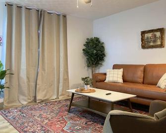 Relaxing 2 beds with 2 separate baths townhouse l Perfect for family or business - Cartersville - Living room