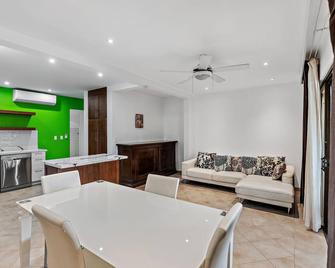 Colorful, Classy, Modern Split-Level Near Beach with Pool - Coco - Comedor