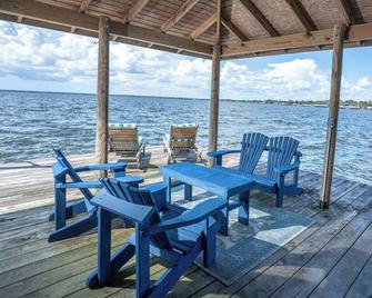 Enjoy lakefront sunsets on Highlands County's premier recreational Lake June - Lake Placid - Terasa