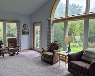 Lakefront 3-bedroom house on 18 hole golf course just 6 miles west of Grinnell - Grinnell - Soggiorno