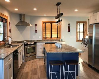 Peaceful 3 bedroom cottage with loft on the west shore of Green Bay. - Oconto - Cocina
