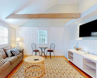Pristine bungalow with amazing walkable location - fast WiFi, firepit, & grill - Yarmouth - Living room